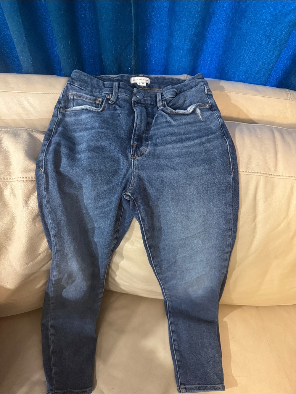 Good American Skinny Jeans in Mid to Dark Blue Wash
